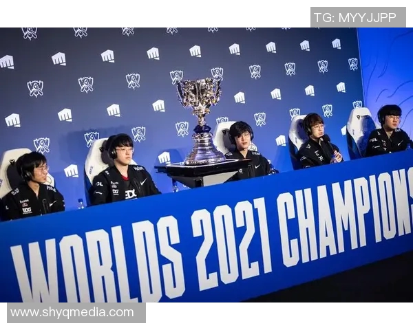 足球巨星为英雄联盟颁奖盛典助阵展现电竞与体育的完美融合